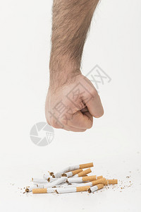 男人的手给打孔碎香烟孤立白色背景高分辨率照片质量身体蔬菜织物图片