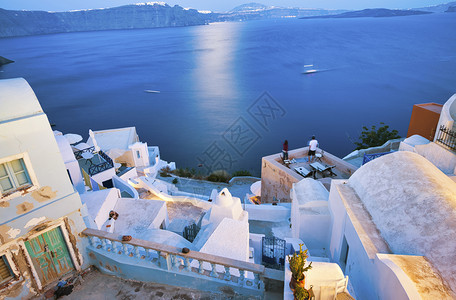屋顶希腊圣托里尼岛Oia的日落地貌和城市景观伊亚水图片