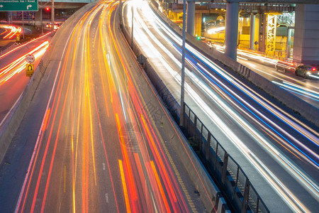 城市模糊建造曼谷公路和桥梁上汽车的交通灯图片