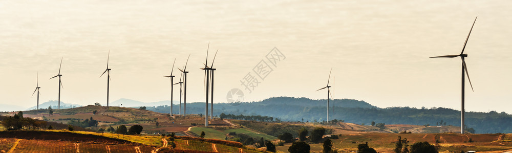 活力干净的山上风涡轮机在山丘概念上的清洁能源自然质植物图片