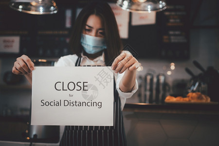 保持餐厅危机在咖啡店里贴近社会距离的标志服务员图片