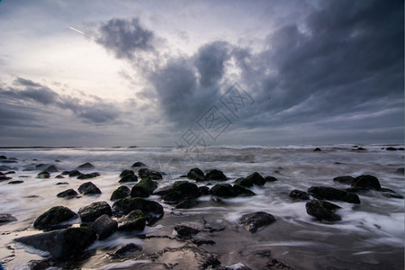 自然风景优美海浪荷兰滩上日落天空飞艳图片