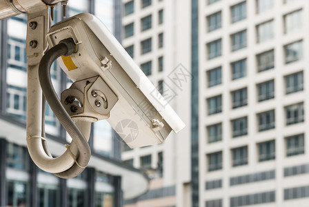 行业建造外部的现代CCTV摄像头挂在办公大楼附近图片