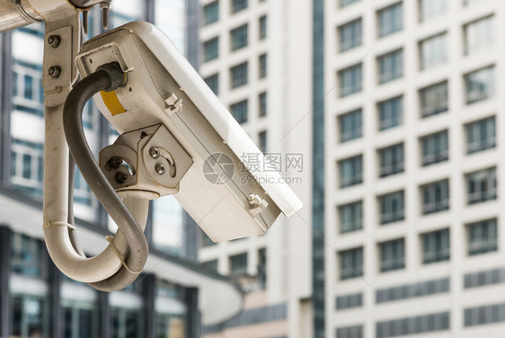 行业建造外部的现代CCTV摄像头挂在办公大楼附近图片