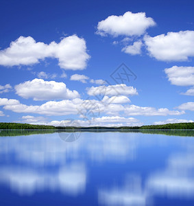 蓝色夏夜天空白云照着湖面的完美反射风景优地平线逃离图片