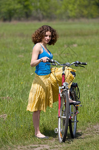 户外放松骑自行车的漂亮女孩草图片