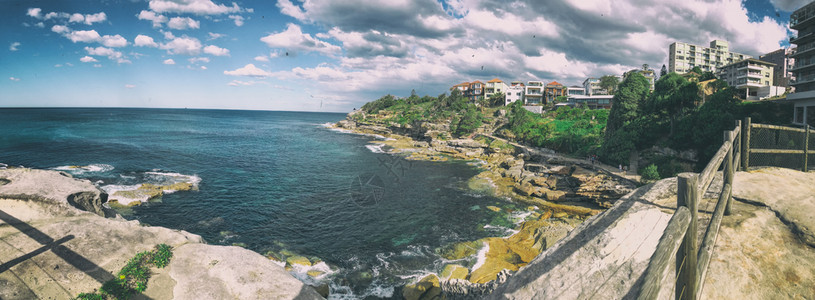 澳大利亚海洋蓝色的BondiBeach在阳光明媚的一天预赛全景图片