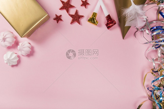 盛星贴上恒纸礼品盒帽子羽毛泽风派对吹器粉色背景自然的建筑物图片