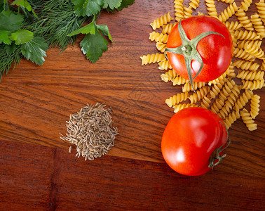 晚餐产品生烹饪食的成分厨房餐桌上的番茄BasilPasta和SpicesPada两个红西番茄和香料厨房切开板上用于食物判决的配料图片