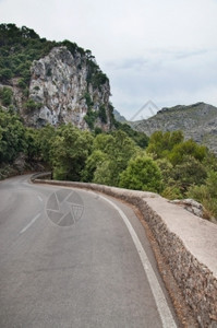 自然西班牙巴利阿里群岛Mallorca山地路岩石和绿色森林景西班牙Balearic岛Mallorca山区地中海图片