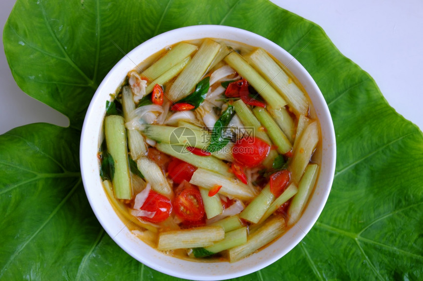 节俭生的绿色越南食用素物番茄汤碗煮饭配成熟的塔马林可洛卡西亚干叶和简单的菜但美味自制饮食图片