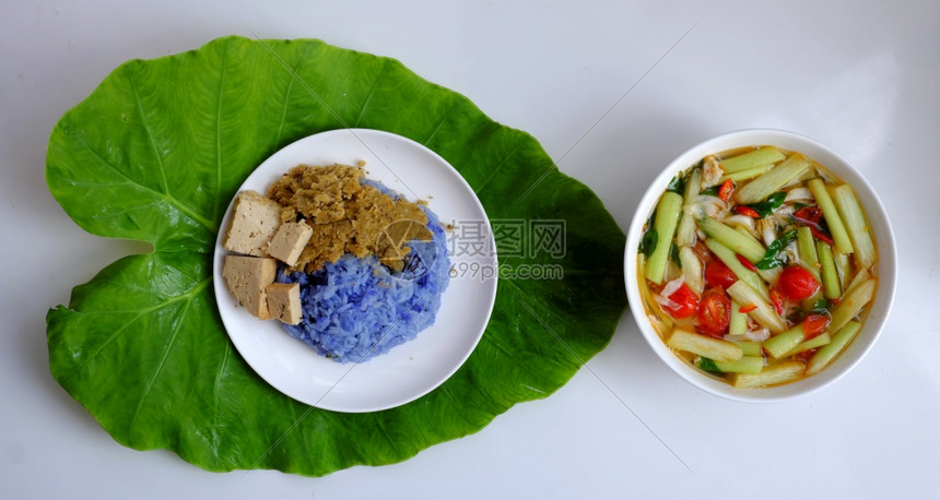 越南食用素物番茄汤碗煮饭配成熟的塔马林可洛卡西亚干叶和简单的菜但美味自制饮食红色的午餐丰富多彩图片
