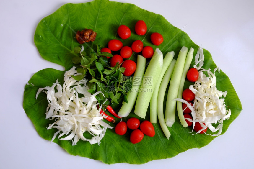 生的素食主义者芋头越南食用素物番茄汤碗煮饭配成熟的塔马林可洛卡西亚干叶和简单的菜但美味自制饮食图片
