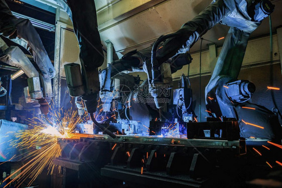 工业的重机器人在汽车厂焊接机械的图片