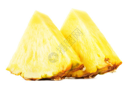 成熟绿色剥两片多汁的菠萝在白色背景上被隔离黄色菠萝片图片