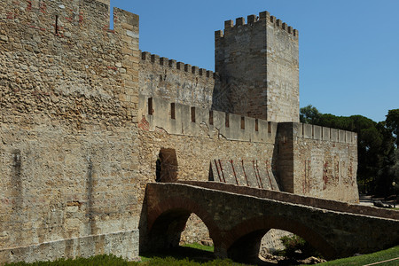 老的里斯本圣乔治城堡葡萄牙桥和外墙里斯本圣乔治城堡葡萄牙桥和外墙部的葡萄牙语背景图片