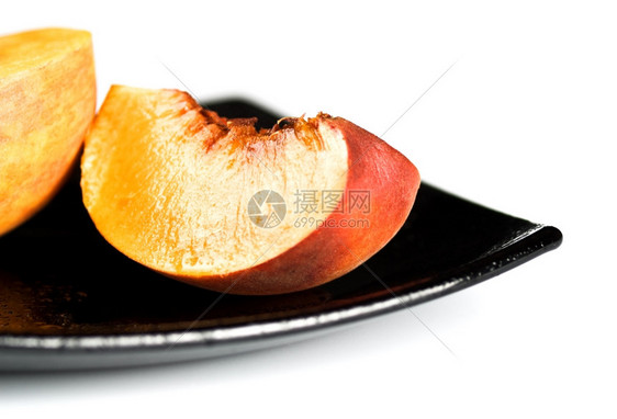 甜点子天鹅绒黑碗上红桃片白餐切成红桃片图片