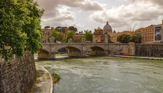 欧洲著名的多云Tiber河SantrsquoAngelo和圣彼得斯柯大教堂由多云天组成Roma意大利蒂贝尔河PonteSantr图片