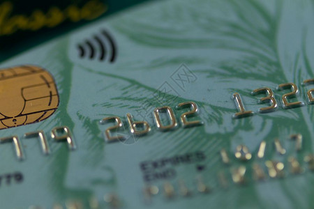 钱孤立背景卡片用可见芯拍摄的绿色信用卡宏观接触信号较少图片