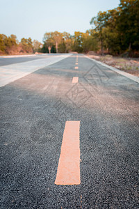 高速公路黄线在纹理上呈灰色表面白的线条图片