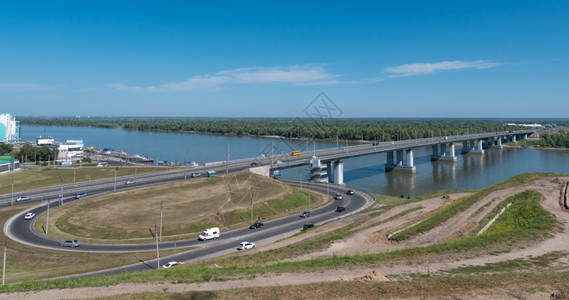 天空船交通在俄罗斯巴纳乌尔入口处与汽车搭桥时断在俄罗斯巴纳乌尔入口处与汽车搭桥图片