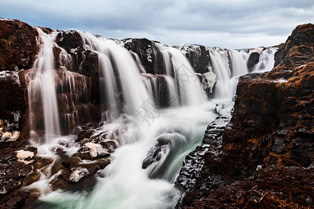 冰岛多云的一天冰岛科卢格朱福尔瀑布的特写镜头溪流颜色级联图片