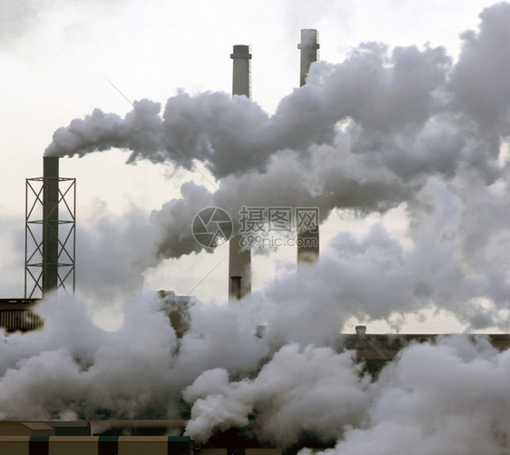 一个重工业生产厂由各种废气排放物产生蒸汽和烟雾结构体行业阴沉图片