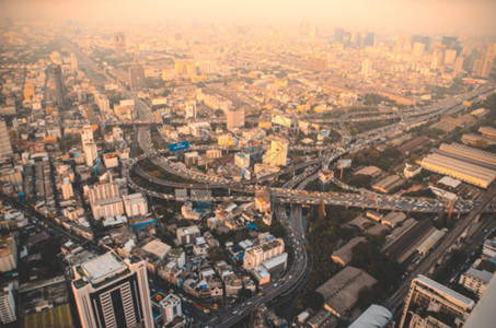 速度十字路口从模糊的塔楼鸟瞰曼谷市路图片