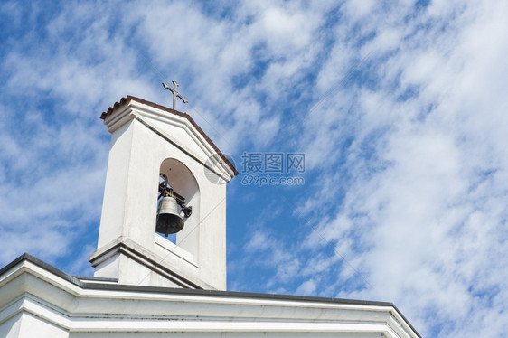 农村草地小钟塔乡村教堂一号的钟声世图片