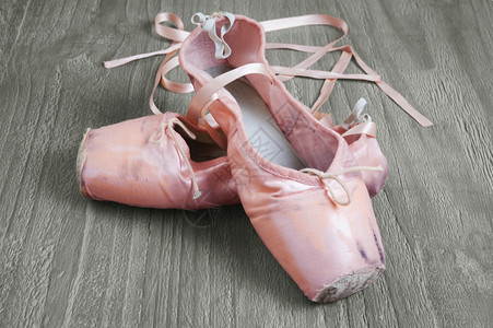 娱乐优质的木制背景旧用粉红色芭蕾舞鞋经典的图片