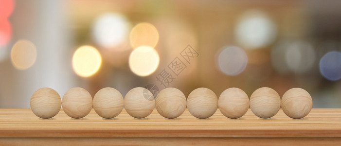 教育木头空的用于您创造模糊bokoh背景上的木桌边空板球图片