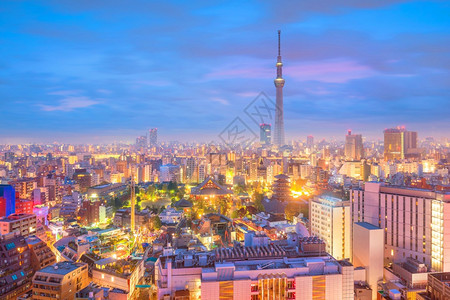 游客日本东京市天际的全景片城市观夜晚图片