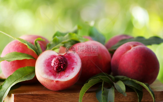 健康维他命木制桌上的新鲜桃子一种图片
