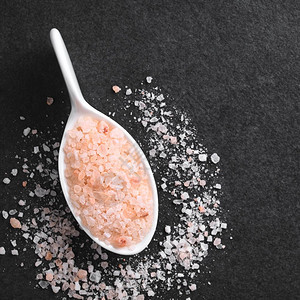 小勺子上粗糙的粉红喜马拉雅盐拍摄了板选择焦点聚于汤匙上的盐焦点在茶壶上二次方巴基斯坦粉红色图片