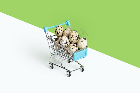 玩具超市汽车或电装满在绿色背景上隔绝的蛋玩具超市汽车或电装满在绿色背景上隔绝的鹌鹑蛋假期买健康图片