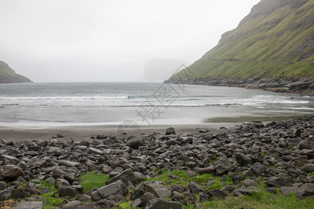 水平的旅行从丹麦欧洲法罗群岛StreymoyStreymoy的Tjornuvik湾看到海中的里辛和凯林金岩石编队图片