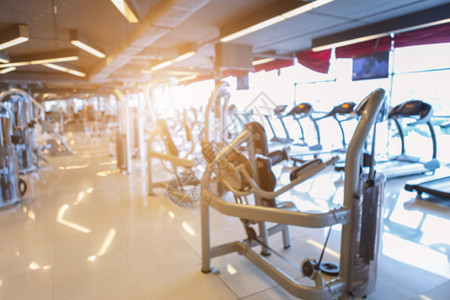 体育锻炼设备为健身室内俱乐部和俱乐部但体育锻练设备具有模糊背景的健身场空竞技现代图片