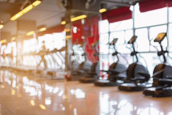 运动员娱乐体育锻炼设备为健身室内俱乐部和俱乐部但体育锻练设备具有模糊背景的健身场建筑学图片