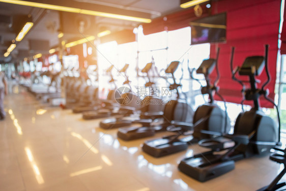 抽象的广告体育锻炼设备为健身室内俱乐部和俱乐部但体育锻练设备具有模糊背景的健身场中央图片