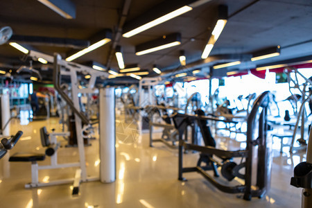 娱乐体育锻炼设备为健身室内俱乐部和俱乐部但体育锻练设备具有模糊背景的健身场力量运动员图片