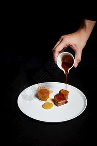 一个盘子上的食物精美菜盘创造餐厅点概念酱菜单厨师图片