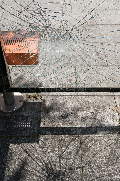 碰撞公共汽车站的玻璃被损坏社会问题20损害材料图片