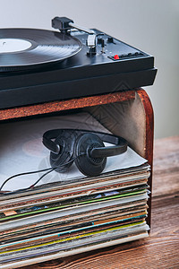 立体声黑乙烯胶唱片堆可转式黑乙烯球员和耳机古典立体音响设置了Candid人真实时刻情况专辑电子的图片