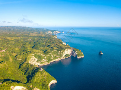 海景全绿色印度尼西亚是一个热带大岛屿在和地平线空中观的无尽海洋航空风景罗奇海岸的洋地平线上丛林落基海岸肆虐图片