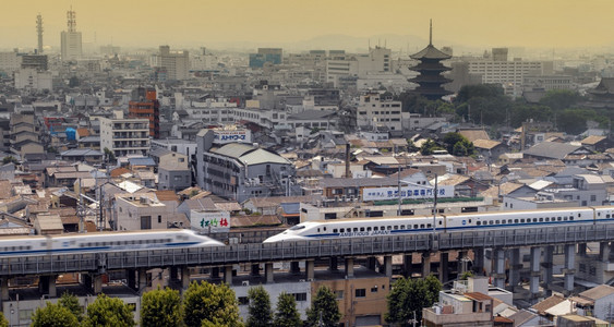 京都日本1054两辆高速Shinkansen列车在日本京都的市相互通过在50年以上的历史中载客超过530亿乘客没有一个因火车事故图片