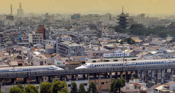 京都日本1054两辆高速Shinkansen列车在日本京都的市相互通过在50年以上的历史中载客超过530亿乘客没有一个因火车事故图片