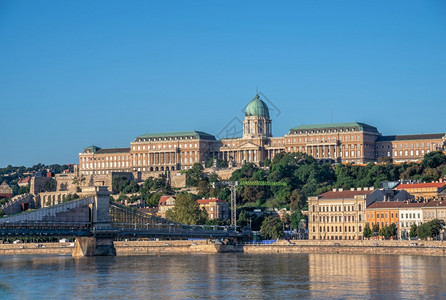 城市匈牙利布达佩斯1802年布达镇建筑和多瑙河在匈牙利布达佩斯一个阳光明媚的夏日清晨布达镇建筑上夏天街道图片