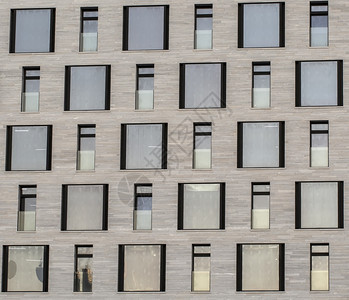 公寓楼中的窗户作为纹理公寓楼中的窗户作为纹理外部的墙建造图片