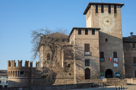 历史的结石意大利帕尔马的罗卡桑维塔莱和丰内拉托城堡意大利帕尔马的罗卡桑维塔莱和丰内拉托城堡农村图片