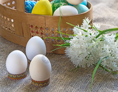 绿色装饰象征复活节鸡蛋和带染色的篮子一束白花图片